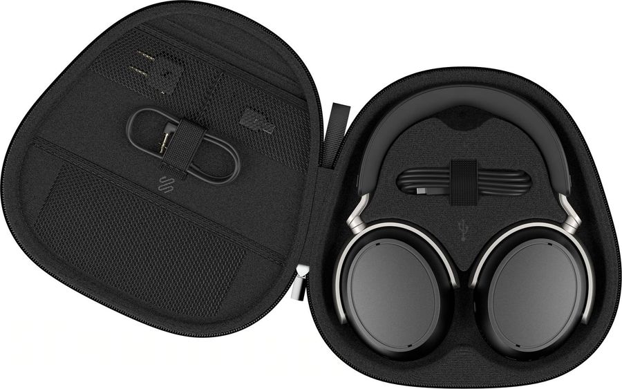 Casque Bluetooth Sennheiser HDB 630 rangé dans son étui rigide avec accessoires de charge et câble audio.