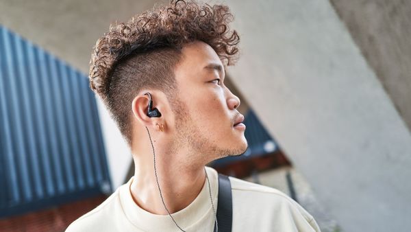 Écouteurs Sennheiser IE 200 : mise en situation sur un homme