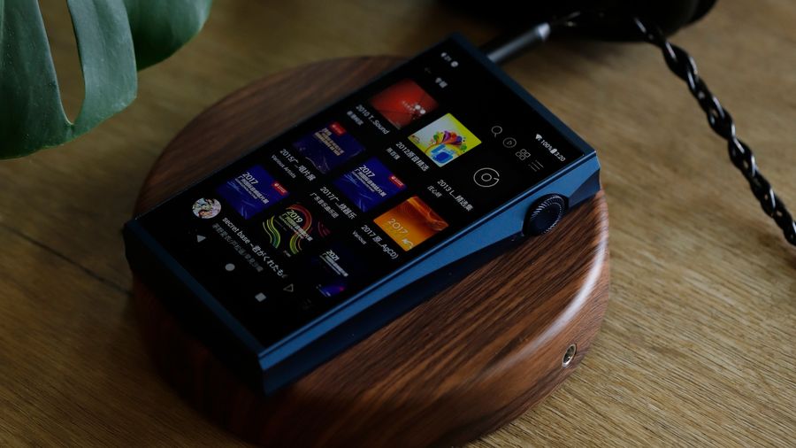 Baladeur audiophile Shanling M7T avec double DAC AKM et tubes JAN6418 pour une restitution sonore haut de gamme.