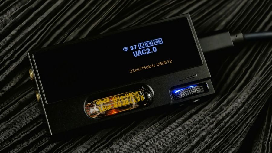 DAC portable Shanling UA7 avec tubes JAN6418 visibles et écran OLED, compatible Hi-Res audio jusqu’à DSD512.
