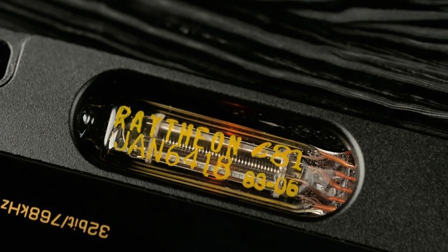 Micro-tubes JAN6418 apparents sur le DAC USB Shanling UA7, alliant design rétro et performance audiophile.