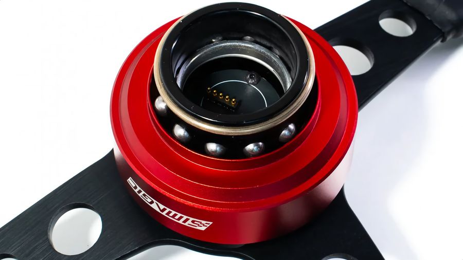 Quick release Simagic QR70 avec entraxe 70 mm offrant une fixation rigide et sans jeu pour volant sim racing