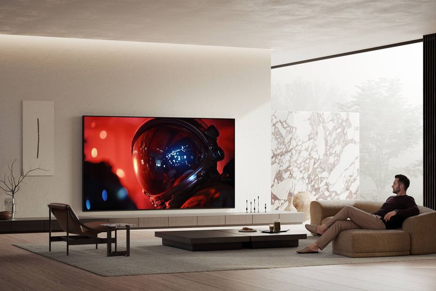 T&eacute;l&eacute;viseur RGB Mini LED Sony 115 Bravia 9 II True RGB affichant une sc&egrave;ne spatiale dans un salon contemporain lumineux.