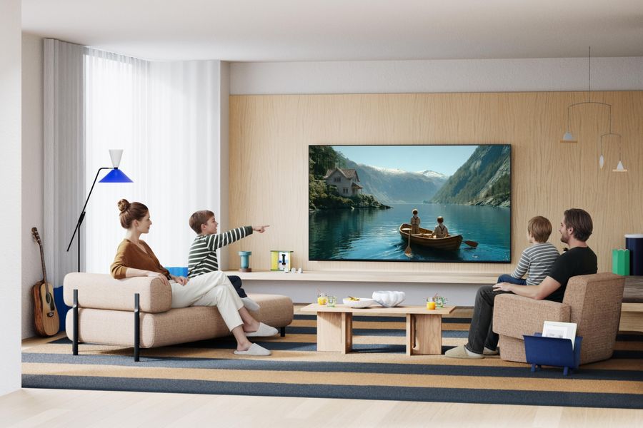 T&eacute;l&eacute;viseur Sony Bravia 3 II 100 pouces affichant un paysage naturel, observ&eacute; par une famille dans un salon.