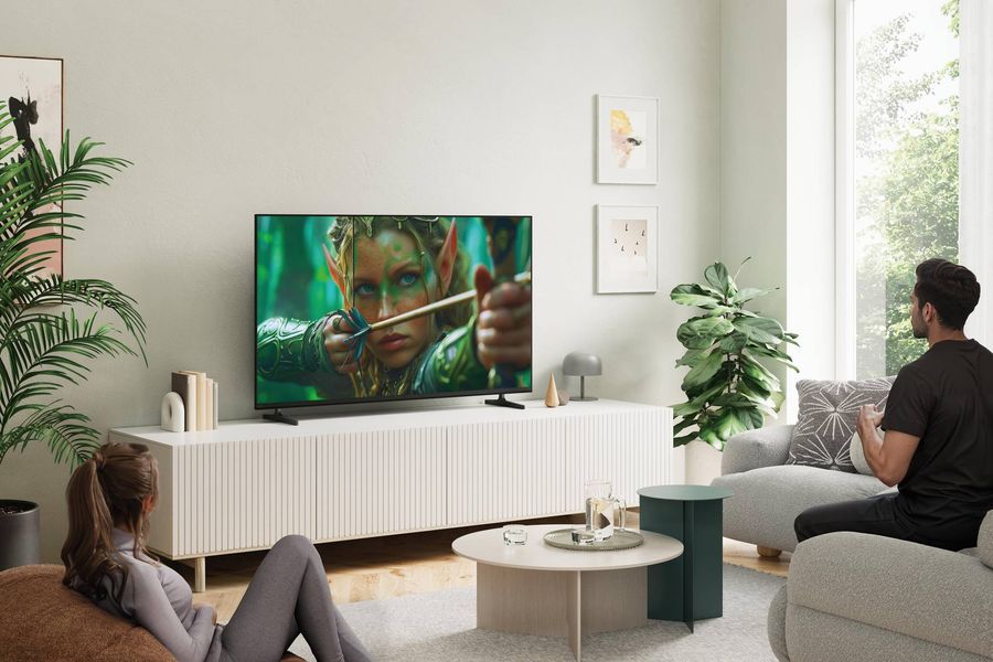 T&eacute;l&eacute;viseur Sony 43 Bravia 2 II (43S2M2) diffusant un film dans un salon lumineux avec deux personnes install&eacute;es.
