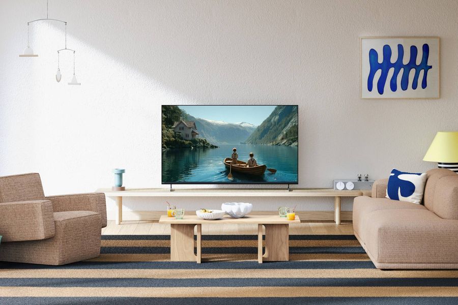 T&eacute;l&eacute;viseur Sony 75 Bravia 3 II install&eacute; dans un salon lumineux, affichant un paysage lacustre d&eacute;taill&eacute; &agrave; l&rsquo;&eacute;cran.