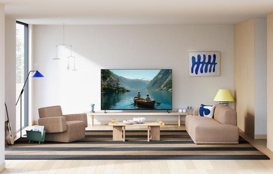 T&eacute;l&eacute;viseur Sony Bravia 3 II 85 pouces install&eacute; dans un salon contemporain, affichant un paysage lacustre panoramique d&eacute;taill&eacute;.
