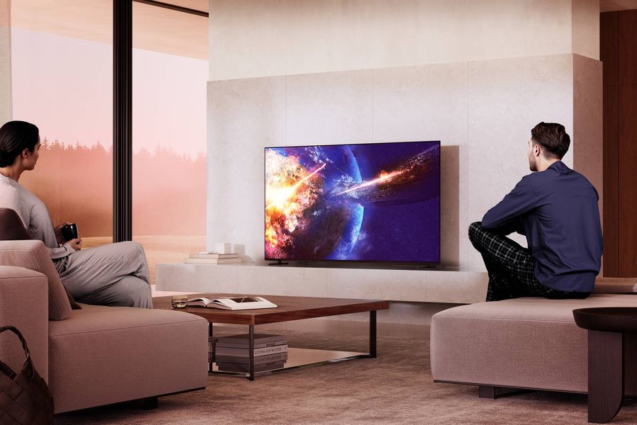 Le téléviseur OLED Sony 77 Bravia 8A est installé dans un salon moderne, affichant une scène spatiale lumineuse.