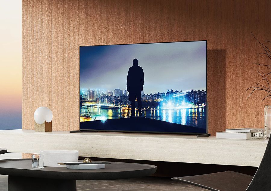 TV QD-OLED Sony 55 Bravia 8 II (K55XR8M2) Téléviseur QD-OLED Sony 55 Bravia 8 II (K55XR8M2) affichant une image urbaine nocturne très contrastée et lumineuse.