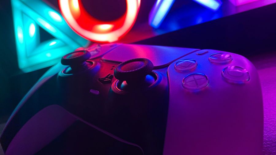 Manette DualSense de la console PS5 Slim &Eacute;dition Standard (ch&acirc;ssis E) avec g&acirc;chettes adaptatives et retour haptique.