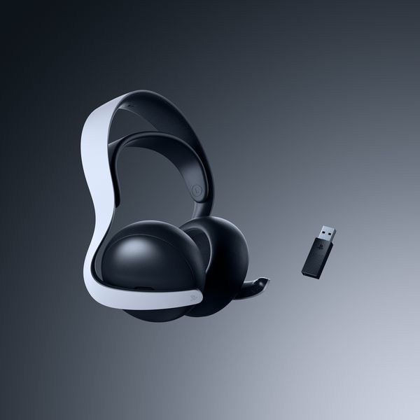 Le casque sans fil Sony Pulse Elite est livré avec un dongle USB, assurant sa compatibilité avec la PlayStation 5 et les PC. Il prend aussi en charge le Bluetooth 5.0 pour une connexion élargie.