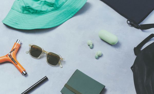 Écouteurs Sony WF-C700 Écouteurs Sony WF-C700 : mise en situation, écouteurs posé sur un bureau