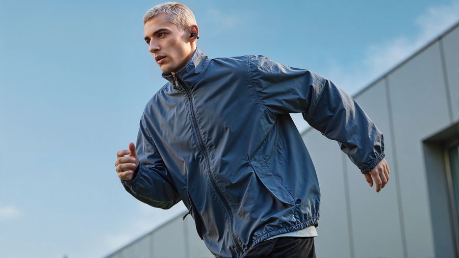 Écouteurs Soundcore AeroClip avec boîtier USB-C compact et autonomie prolongée.