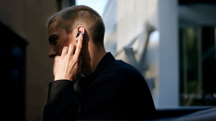 Écouteurs Bluetooth Soundcore AeroClip au design anneau ouvert léger et élégant.