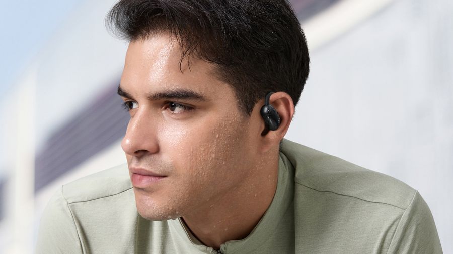 Écouteurs Soundcore AeroFit 2 résistants à l’eau et à la poussière, idéals pour le sport en extérieur.