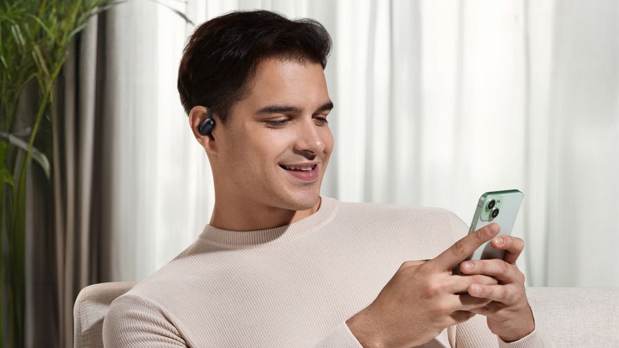 Personnalisation sonore et commandes tactiles configurables via l’app Soundcore pour les écouteurs AeroFit 2.