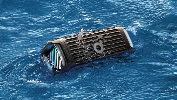 Enceinte flottante Soundcore Boom 3i restant &agrave; la surface de l&rsquo;eau pr&egrave;s d&rsquo;une piscine ou d&rsquo;un bateau