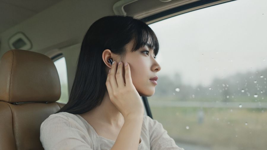 Soundcore Liberty 5 avec autonomie longue durée, recharge rapide et boîtier sans fil Qi.