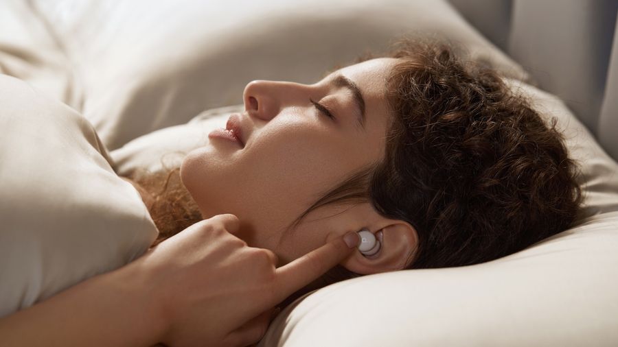 Écouteurs Bluetooth Soundcore Sleep A20 avec application mobile pour sons apaisants, minuterie et alarme intégrée.