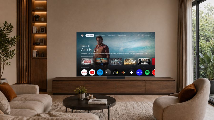 T&eacute;l&eacute;viseur Mini LED 4K TCL 65C7L affichant l'interface Google TV dans un salon moderne avec &eacute;cran pos&eacute; sur un meuble.