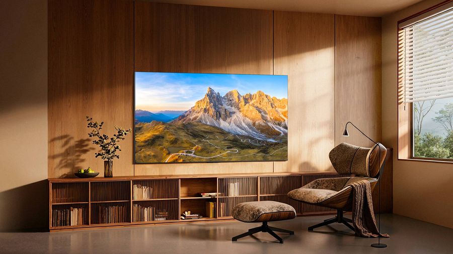 T&eacute;l&eacute;viseur Mini LED 4K TCL 65C8L install&eacute; dans un int&eacute;rieur contemporain, affichant un paysage montagneux aux couleurs d&eacute;taill&eacute;es et contrast&eacute;es.