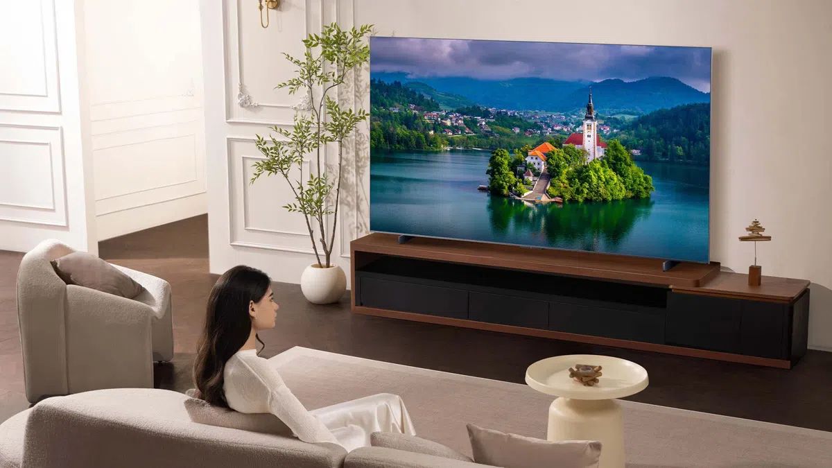 TCL Q8C (TCL C8K)  TV TCL Q8C (TCL C8K) dans un grand salon