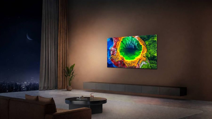 TV RGB Mini LED TCL 65RM7L affichant une image aux couleurs vives dans un salon moderne avec installation murale.