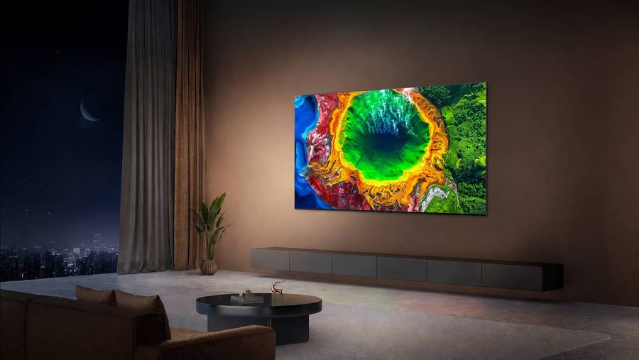 TV RGB Mini LED TCL 75RM7L affichant une &oelig;uvre abstraite color&eacute;e dans un salon contemporain avec fixation murale discr&egrave;te.