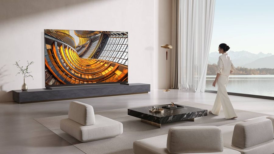 T&eacute;l&eacute;viseur LCD Mini LED TCL 75X11L install&eacute; dans un salon contemporain, affichant une architecture moderne aux d&eacute;tails pr&eacute;cis et contrast&eacute;s.