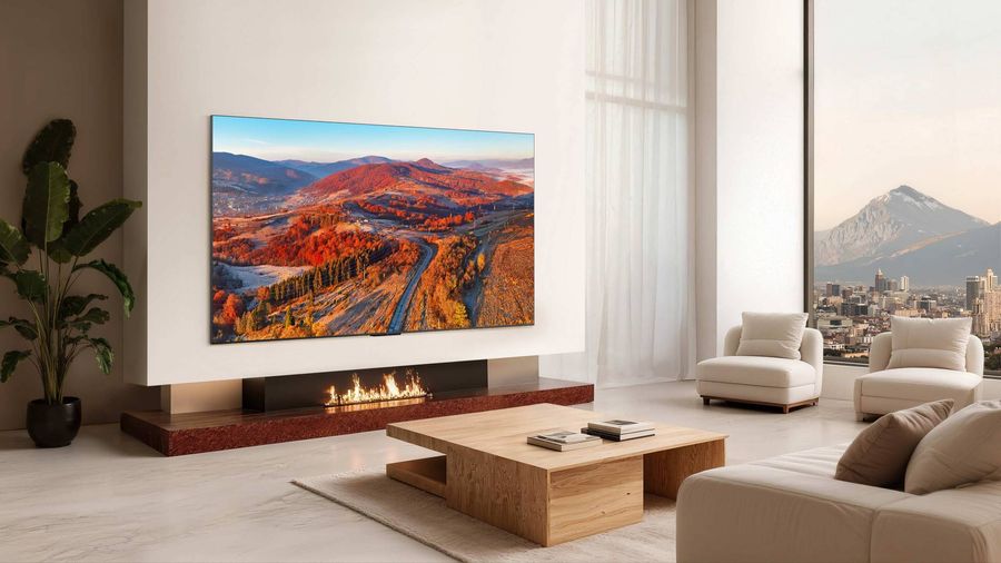 T&eacute;l&eacute;viseur Mini LED 4K TCL 85C8L install&eacute; dans un salon lumineux, affichant un paysage automnal aux couleurs riches et contrast&eacute;es.