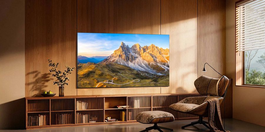 T&eacute;l&eacute;viseur TCL 85C8L avec dalle WHVA 2.0, Mini LED SQD, 3 200 zones de gradation locale et luminosit&eacute; jusqu&rsquo;&agrave; 6 000 nits.