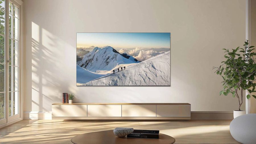 T&eacute;l&eacute;viseur TCL 85P8L 85 pouces avec dalle HVA et r&eacute;tro&eacute;clairage QD-Mini LED pour une image 4K immersive.