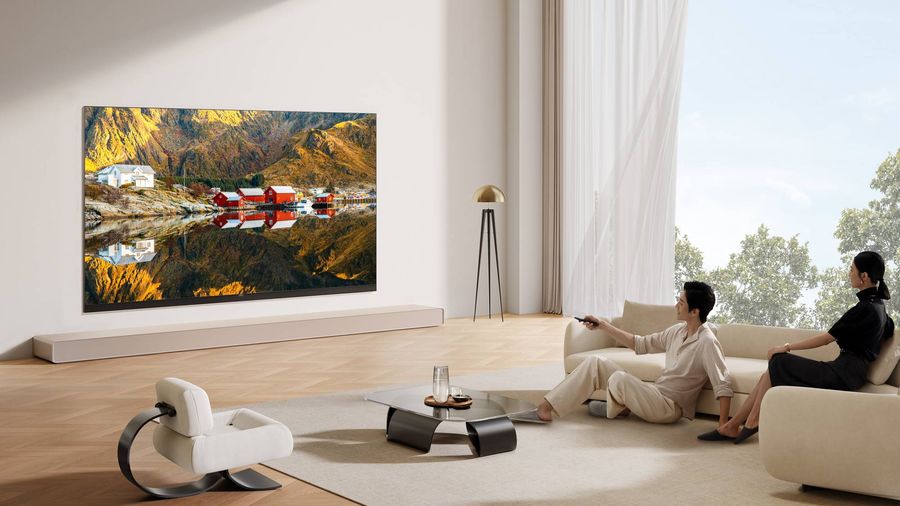 T&eacute;l&eacute;viseur LCD Mini LED TCL 85X11L install&eacute; dans un salon contemporain, affichant un paysage naturel aux couleurs riches et d&eacute;taill&eacute;es.