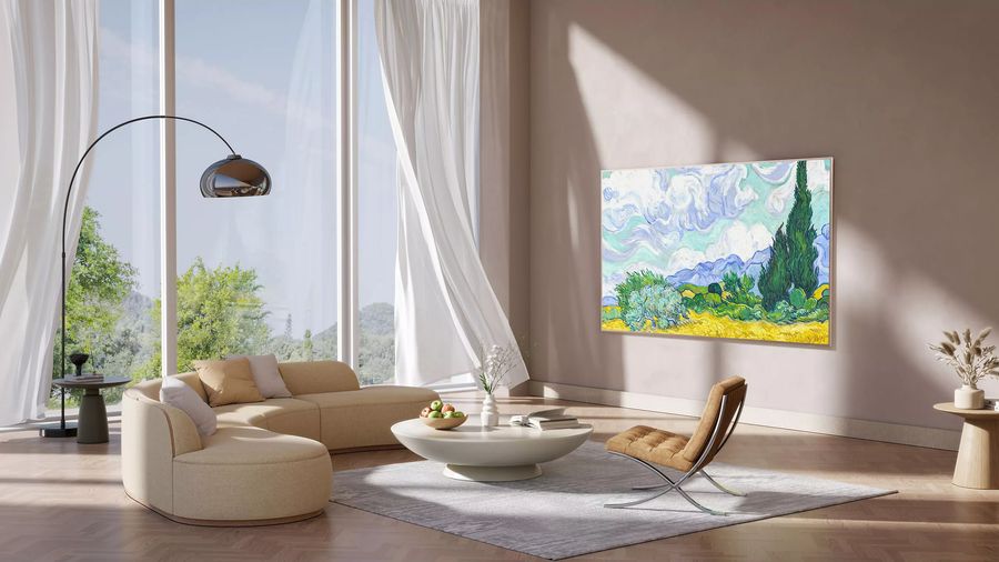 T&eacute;l&eacute;viseur TCL 98A400 Pro affichant une &oelig;uvre d&rsquo;art dans un salon lumineux au design contemporain avec grandes baies vitr&eacute;es.