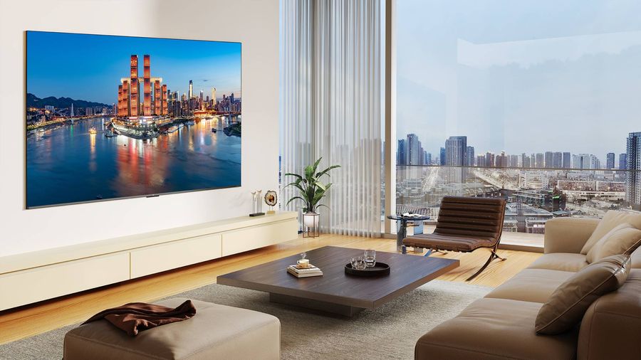 TCL 98C6K dans un salon lumineux