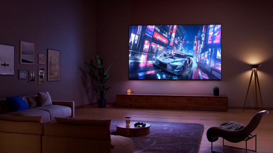  TCL 98Q9B : mise en situation du t&eacute;l&eacute;viseur dans un salon