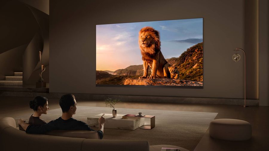 T&eacute;l&eacute;viseur LCD Mini LED TCL 98X11L install&eacute; dans un salon moderne, affichant une sc&egrave;ne animali&egrave;re aux couleurs d&eacute;taill&eacute;es et contrast&eacute;es.