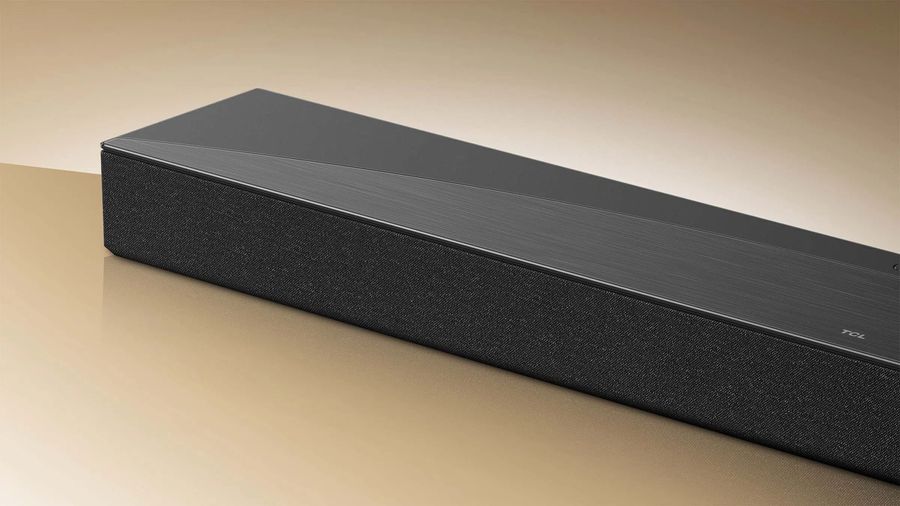 Design élégant de la barre de son TCL Q65H avec finition aluminium et silhouette incurvée Inky Arc.