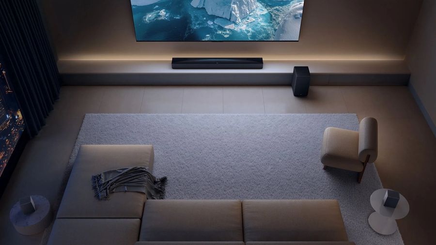 Design élégant de la barre de son TCL Q85H Pro avec finition aluminium et silhouette incurvée Inky Arc.