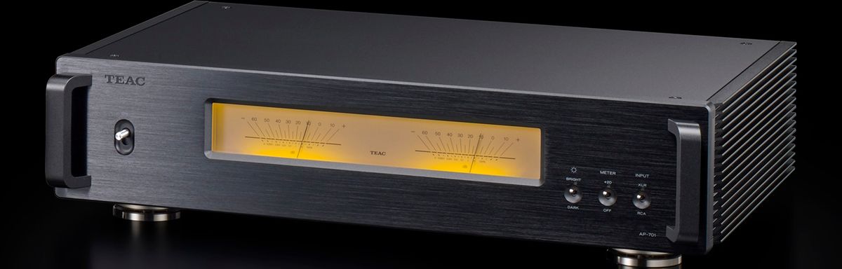 Les pieds de l'amplificateur TEAC AP-701 offre une stabilité et assure le découplage.
