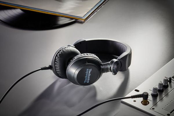 Casque Technics EAH-DJ1200EK : mise en situation