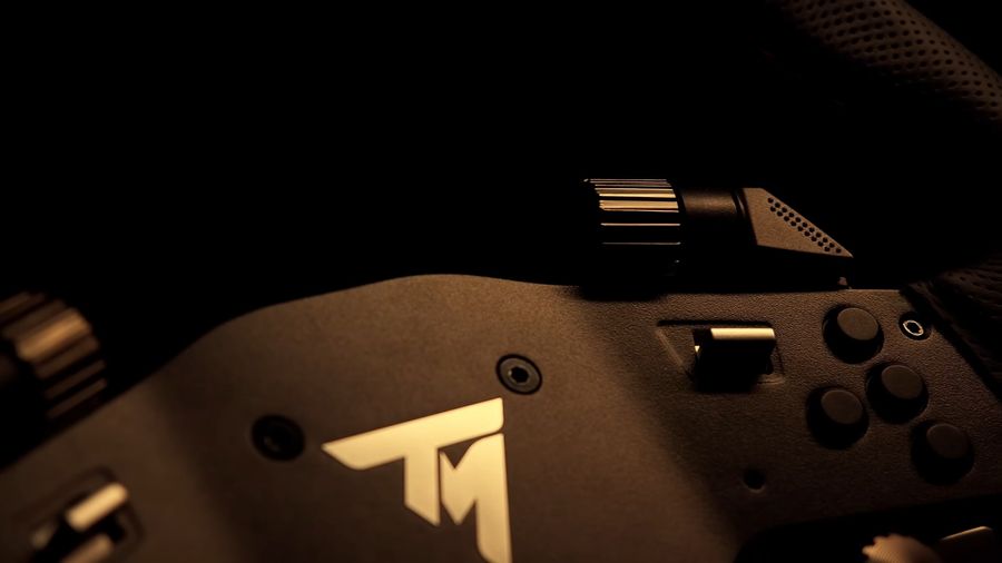 La partie centrale du volant Thrustmaster Hypercar Wheel Add-On est fabriquée en carbone forgé.