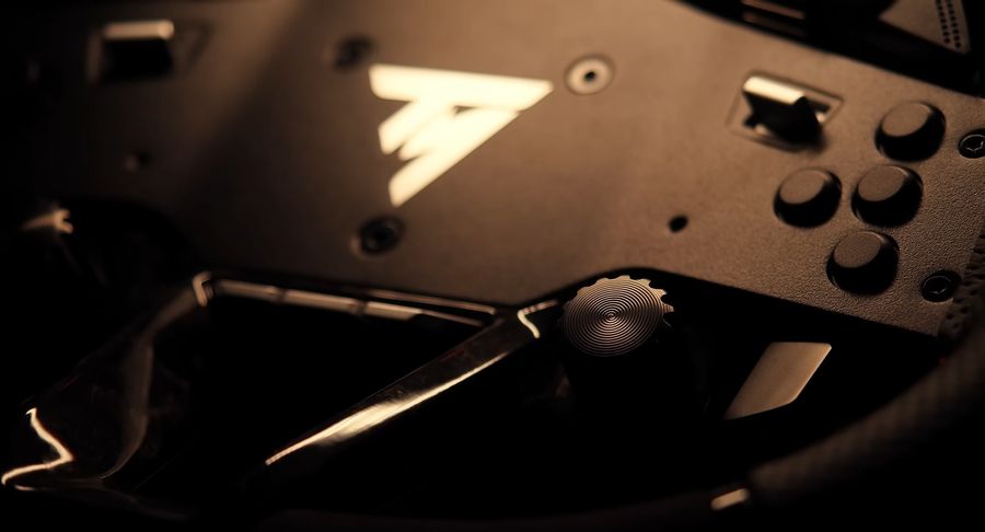 Les 25 boutons programmables du volant de simulation automobile Thrustmaster Hypercar Wheel Add-On permettent une personnalisation adaptée à tous les styles de conduite et types de courses.