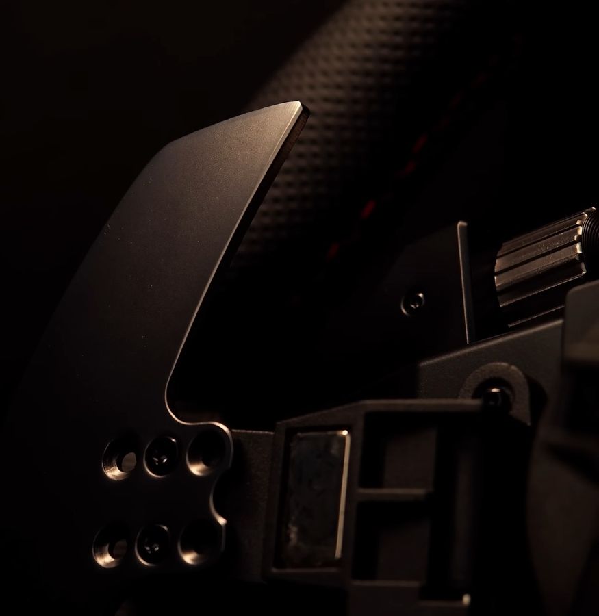 Les palettes magnétiques du volant de simulation Thrustmaster Hypercar Wheel Add-On offrent une réactivité accrue tout en évitant l'usure.