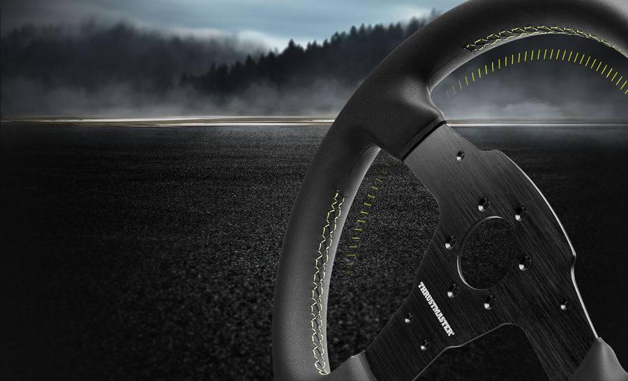 Avec sa conception en aluminium et en cuir, le volant simracing Thrustmaster EVO Racing 32R Leather est durable.