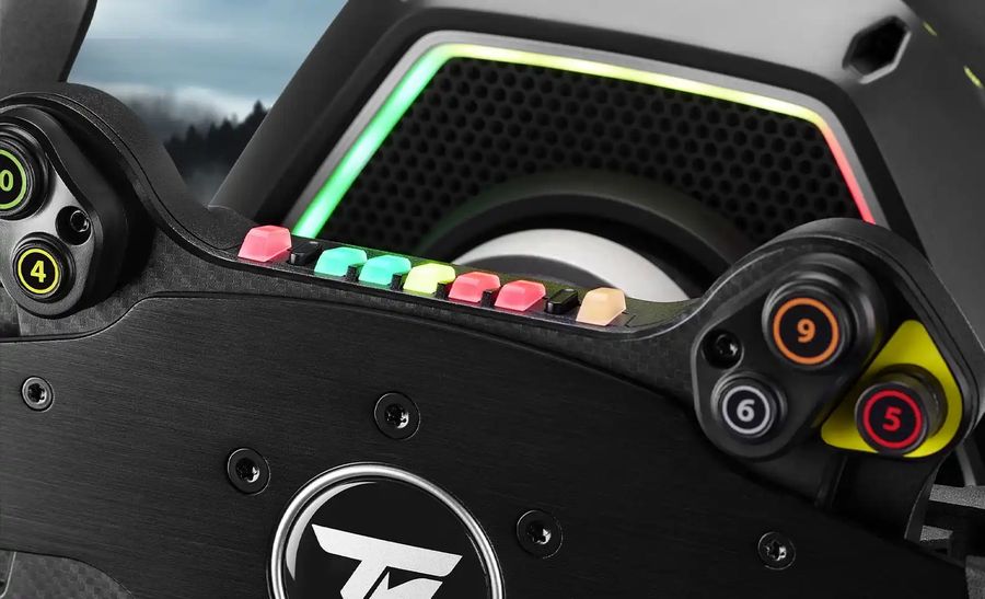 Les LEDs du volant de simulation automobile Thrustmaster EVO Racing 32R Leather affiche le régime du moteur.