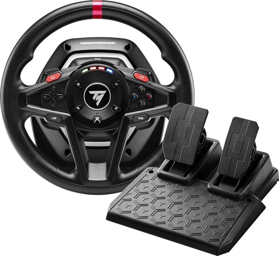 Avec ses pédales d'accélération et de frein, le pédalier du Thrustmaster T128 Shifter Pack apporte davantage d'immersion dans les simulations auto.