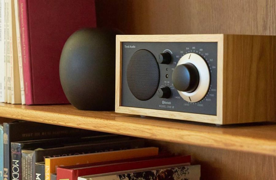 Vue de 3/4 droite sur une &eacute;tag&egrave;re