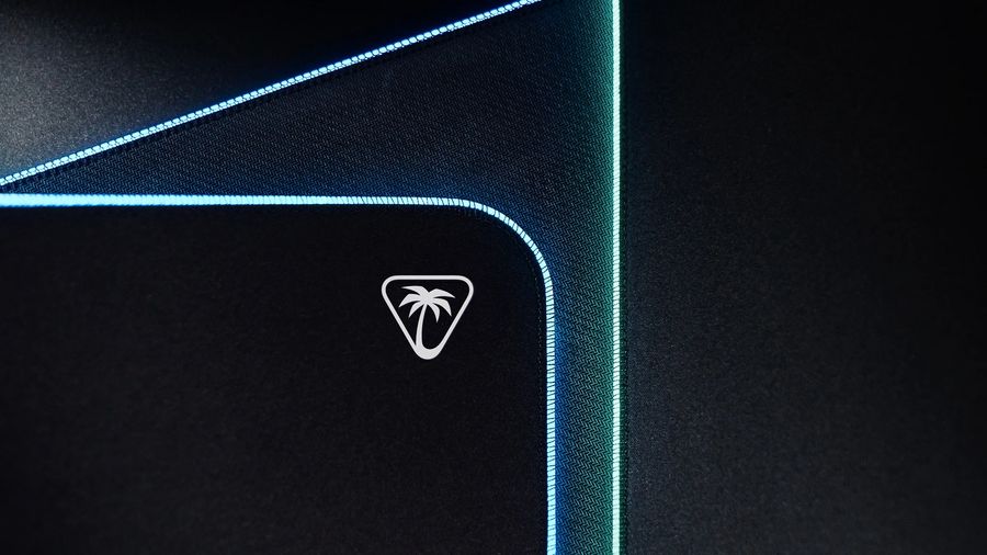 La surface supérieure du tapis de souris LED Turtle Beach Sense AIMO XXL est en tissu haute qualité et assure une glisse parfaite de la souris.