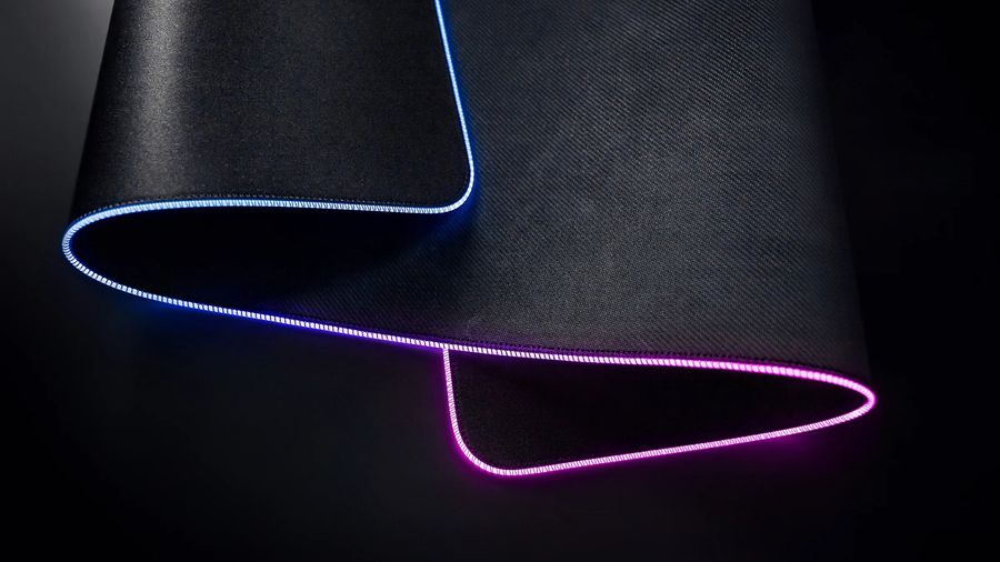 Doté d'une surface inférieure antidérapante, le tapis de souris LED Turtle Beach Sense AIMO XXL est toujours stable.
